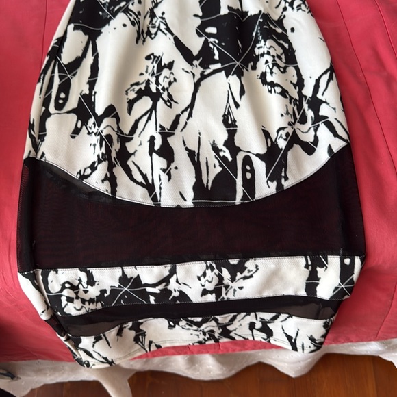 Elegant Black and White Abstract Dress - Picture 3 of 4